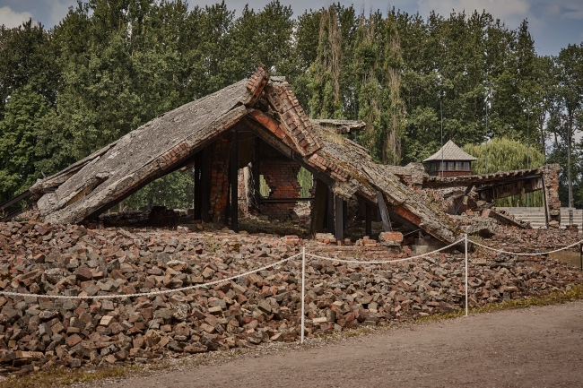 Miejsce Pamięci i Muzeum Auschwitz-Birkenau. Były niemiecki nazistowski obóz koncentracyjny i zagłady. Ruiny krematorium II