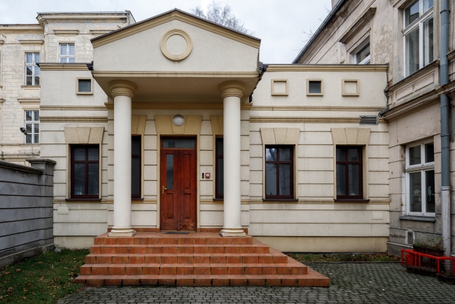 Pałac Karola Gebhardta. Siedziba Żydowskiej Gminy Wyznaniowej w Łodzi. Budynek w podwórku.